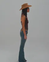 Pantalón de jean Diesel de tiro bajo y corte acampanado, color celeste con desgaste en los muslos.