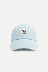 Gorra rosa de algodón con visera y parche bordado con el número 50 y la leyenda "A Coruña".