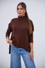 Sweater de punto color chocolate con cuello alto, mangas largas y corte holgado.