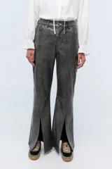 Pantalón de poliuretano color gris oscuro, con pierna amplia y tajo delantero.