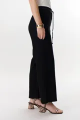 Pantalón de lino azul de corte palazzo.