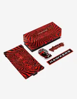 Lentes de sol unisex plateados, con montura rectangular envolvente y lentes espejadas celestes. Patillas con logo de Hawkers y detalle de texto en rojo.