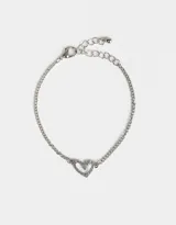 Pulsera plateada de eslabones finos con dije de corazón con strass de colores.
