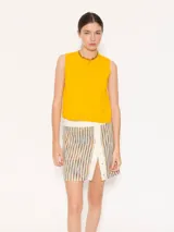 Top tipo chaleco sin mangas color amarillo, de calce normal y diseño minimalista.