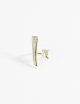 Anillo ajustable de diseño minimalista en aleación de metales, con forma geométrica.
