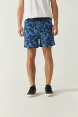 Short de baño estampado con cintura elástica ajustable con cordón, dos bolsillos laterales y uno trasero. Confeccionado en tela ligera de secado rápido y logo bordado.