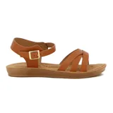 Sandalia baja color marrón, con tiras cruzadas y pulsera ajustable.