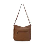 Bandolera color beige con correa larga regulable combinada a tono. Tiene dos bolsillos frontales con cierre, apertura superior con cierre, división interna, bolsillos internos y bolsillo trasero con cierre.