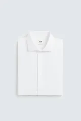 Camisa blanca de manga larga con cuello italiano abierto y puños abotonados. Presenta un corte slim fit y cierre frontal de botonadura.