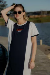 Vestido largo de algodón color marrón y negro, con corte de remera, tajos laterales y bordado geométrico en el frente.