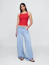 Musculosa roja de algodón con textura acanalada, corte ajustado y breteles finos.