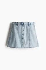 Minifalda evasé de denim celeste con botonadura frontal y costuras a la vista.