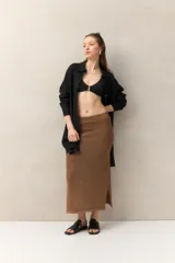 Falda midi de tejido de punto color marrón.