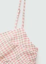 Vestido midi con estampado de cuadros rosa y blanco, tirantes finos, escote cuadrado y corte ajustado.