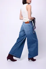Pantalón de jean azul de corte ancho, estilo wide leg, confeccionado en 100% algodón y tiro medio.