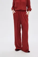 Pantalón ancho color ladrillo, de viscosa, con cintura elástica ajustable con cordón y bolsillos laterales.