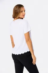 Blusa blanca de poliéster con cuello redondo y mangas cortas. Presenta un corte recto y ruedo con forma de ondas.