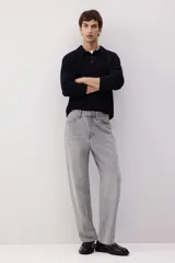 Pantalón de jean gris de corte holgado, con tiro bajo y cinco bolsillos.