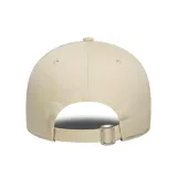 Gorra New Era modelo 9FORTY ajustable, color beige claro, con el logo de los New York Yankees bordado en azul marino en el frente y el logo de New Era bordado en el lateral.
