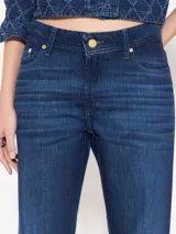 Pantalón de jean de corte recto, color azul oscuro, tiro medio y calce relajado. Confeccionado en denim italiano con tencel.