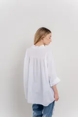 Camisa oversize de algodón color verde lima, con cuello mao con volados y pliegues verticales en el frente.