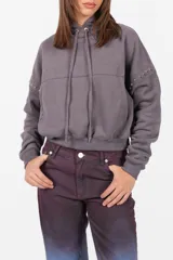Pantalón denim de corte recto, color azul con teñido sopleteado en morado en la parte superior.