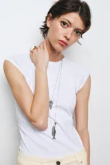 Camiseta color marrón de algodón con cuello redondo y mangas cortas.