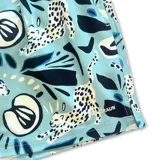 Short de baño celeste con estampado de motivos marinos en negro. Tiene elástico en la cintura, tres bolsillos y mesh interior hipoalergénico. La tela es de secado rápido y tiene doble costura de seguridad.