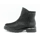 Bota corta negra de cuero sintético, con caña baja, puntera redondeada y cierre lateral. Presenta un detalle de pespuntes formando rombos en el lateral externo y un aplique metálico plateado en el talón.