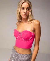 Bustier fucsia confeccionado en tela crepe sastrero, con tazas entreteladas y espalda acordonada para mayor ajuste.