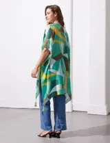 Kimono tejido con estampado geométrico en tonos verde, amarillo y marrón. Tiene mangas amplias estilo japonés y terminación de ruedo con borlas.