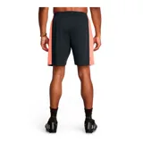Short deportivo Under Armour UA Challenger de tejido de punto gris con paneles laterales negros y logo blanco estampado en la pierna derecha.