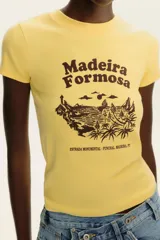 Camiseta amarilla de corte slim fit, cuello redondo y manga corta. Estampado frontal con texto "Madeira Formosa" y un paisaje de la isla de Madeira.