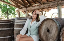 Chaleco tejido color verde agua con terminaciones en negro.