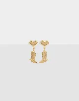 Aros colgantes cortos con dije de bota y corazón de metal dorado.