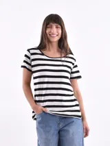 Remera de manga corta, cuello redondo y calce holgado, con estampado de rayas horizontales en blanco y negro.