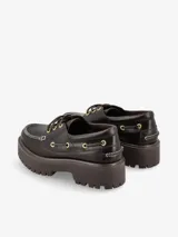 Mocasín náutico con plataforma, color marrón, parte superior y forro de cuero, cierre con cordones y suela sintética.