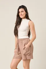 Short color marrón claro con cintura elástica ajustable con cordón, bolsillos laterales y bolsillos cargo con solapa en los muslos.