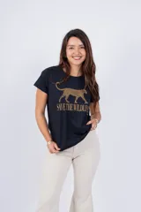 Remera negra de algodón con estampado de leopardo dorado y texto "Save the Wildlife".