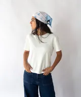 Remera blanca de algodón orgánico, de corte recto y mangas cortas.
