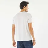 Remera blanca de manga corta con estampa de la película Tiburón (Jaws) en el frente.