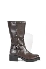 Bota de caña media color marrón con detalle de tachas plateadas en el borde superior y en la correa con hebilla que rodea el tobillo. Tiene taco bajo y punta redondeada.