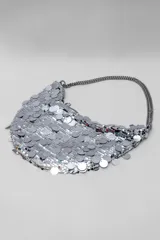 Cartera plateada con lentejuelas y cadena metálica.