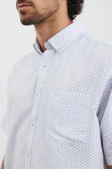 Camisa de hombre de manga corta con cuello button-down y estampado de lunares.