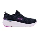 Championes deportivos Skechers Go Run Elevate Indigo, color negro con detalles en gris y fucsia. Capellada de punto jaspeado con tecnología Stretch Fit, plantilla Air-Cooled Goga Mat y amortiguación Ultra Go.