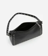 Bolso baguette negro de cuero sintético con asa larga, cierre de cremallera y apliques de spikes y detalles metálicos.