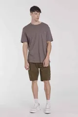 Bermuda de gabardina color verde militar, con bolsillos laterales tipo cargo y corte a la rodilla.