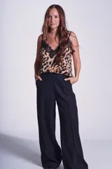 Musculosa con estampado animal print y detalles de encaje negro en el escote en V y tirantes finos.