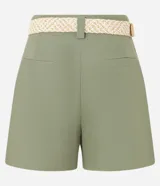 Short verde oliva de cintura alta, confeccionado en viscolino, con trabillas en la cintura, pliegues y cierre tradicional. Incluye cinturón de rafia artificial con hebillas de argollas.
