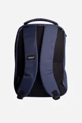 Mochila azul marino con cierre diagonal y logo de goma de la marca Mistral.